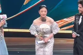 三次提名终获奖！#42岁蒋欣获白玉兰奖最佳女配角， 关晓彤激动落泪，王安宇送上蛇瓜，恭喜！
