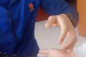 小伙把同学的项链装饰当戒指结果... “下次再也不乱戴了” （嘉祥大队）#消防员