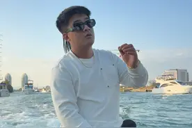 还记得您说“坐后排的将来都没有出息”您说的对 我现在还坐后排