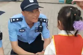 7月19日，吉林长春。“那个大人抢我气球”。三岁萌娃人生第一次“报警”。一张嘴就哭了，警察叔叔都整不会了。#三岁萌娃面对面报警#人类幼崽#东北人有多稀罕孩子  （责编：潘婷 编审：张宇 监审：董杰）