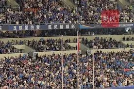 苏超南京主场对阵苏州，超5万人体育场齐唱国歌#苏超#苏超联赛#国歌