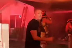 #热点话题 # 男子在大火后与他的猫咪重聚。国外男子的房子发生了一场大火，男子发现自己的猫咪还在房子里，当最后一名消防员从火场中救出自己心爱的猫，硬汉跪倒在地上喜极而泣，一遍一遍的亲吻小猫，不断用冷水给小猫降温。十年前他永远失去了儿子，小猫是儿子留下的遗物，只要小猫还活着，一切都不算太遭～ 视频封面