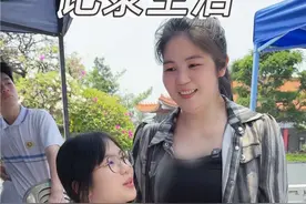 第一次参加孩子们的家长会，没想到俩孩子家长会居然撞时间，当时我脑袋都懵了，这手心手背都是肉，咋选啊？还好老王在，他让我去参加哥哥的家长会。哥哥这次考进班级前十，确实得好好鼓励。我去了之后，听着老师表扬，心里那叫一个骄傲。这边一结束，我马不停蹄去找妹妹。老王说妹妹义卖活动快开始了。我赶到的时候，妹妹一看到我，眼睛都亮了。她那么懂事，知道我来得不容易，拉着我的手，开心得不行。虽然在两个会场间奔波得气喘吁吁，但看到孩子们开心，觉得一切都值了。这一天，满是对孩子的牵挂，也收获了双倍的温暖与感动。#vlog#家庭#孩子#保姆#月嫂