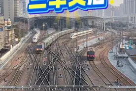 郑州站经典三车交汇瞬间！！祝贺中国铁路春运发送旅客突破4亿 #铁路春运发送旅客突破4亿人次  #铁路摄影 #铁道线上的中国 #每一帧都是热爱 #前方到站视频封面
