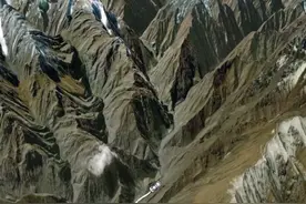 这个一条中国人必须知道的公路-独库公路，全程562公里，一年四季的风景都能在这条公里体验，全程俯视。#独库公路 #卫星地图 #旅行 #每天跟我涨知识视频封面