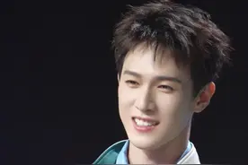 终于轮到YEYE拍这个转场了！🥰🌳 “我朝晨光奔赴你随夜色沉睡，短暂而又珍贵，并肩与你走过同一天轨，错过了几回，潮起又潮退，相信还能再会！”💚💚 YEYE再次祝#李昀锐爷爷不泡茶空山栀子系列代言人 生日快乐🎂！期待下一次见面～🤗 #爷爷不泡茶李昀锐来泡茶 #爷爷不泡茶空山栀子 #李昀锐生日快乐 #李昀锐