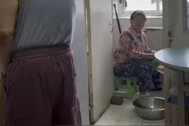 17年，像一场漫长却有光的跋涉！2008年那个坎儿，春华33岁脑梗倒下时，我以为天塌了！公婆早逝，孩子还小，是83岁的老妈帮我把家撑了起来，一天不落地守着他！让我踏实打工养家！二姐总来搭把手，连二姐家小外孙女都知道把好吃的和小姨姥爷一起分享！今天阴天，厨房暗下来，春华拖着不太灵便的腿，一步一晃去给摘韭菜的老妈开灯！他总说，妈照顾他太苦，总想多做点！小外孙女凑过来问小姨姥爷“我跟你一起是好朋友，你幸福吗？”春华笑得像个孩子：“有小乖乖真幸福！”日子难吗？难！但看着老的，小的，病着的，每个人眼里的惦记，就觉得所有熬过来的时光，都结着暖融融的果！一家人的心拧在一起，再暗的天，也能透出亮来！#妈妈 #感恩 #家的样子 #记录真实生活 #原创视频