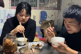 小徐出门钓鱼六天没回家了，一回到家老婆就让交作业！这谁受得了！#爱生活爱钓鱼 #老坛谷麦 #钓鱼人就是这么疯狂视频封面