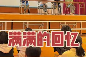 中国人孩子在日本上学，有对错之分吗？ 日本小学6年，孩子们自己设计安排表演，回忆六年同校生活！从主持人，解说，表演内容，桌子摆放，全部由学生自主完成！主打不拉下任何一个人！看着这六年的每一张照片，泪目，最后收到每个孩子做的感谢爸妈养育的小礼物，和手写信！默默的擦掉眼泪，这六年他们是开心的！汉语，日语，随意切换。你们说选择在日本上学是对还是错呢？#日本 #日本生活 #日本小学生 #日本学校 #课堂实录视频封面