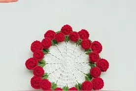 【零基础】玫瑰花束毯子钩织视频教程（一） 想自己动手钩，但不会钩针的宝宝快码住 🧵：@苏苏姐家官方旗舰店 四股唯棉 🎨：06，37，51 🪡：2.0mm  #钩针教程 #钩织视频教程 #可以变成花束的毯子 #玫瑰花束毯子 #零基础教程