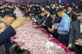 河南矿山挣2.6亿元分员工1.7亿元，现金铺满长桌 员工数多少拿多少，现场女员工：15分钟数了超10万元