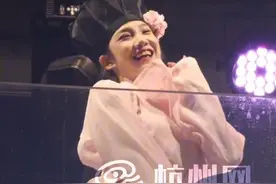 西子廊桥#文艺赋美 惊现宋城天团，国风快闪点燃盛夏！网红#姝洁#宋城林冲 亮相表演，甜蜜暴击+妖娆舞姿！
