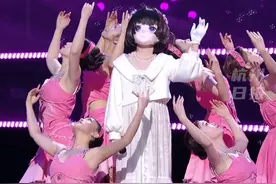 疑似网红“旺仔小乔”小号露脸直播引争议，此前“旺仔小乔”已被禁言。#主播说新闻