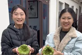 姐妹们，你们都吃春天的第一次榆钱馍了吗，今天真的是实现了榆钱自由，看到密密麻麻的榆钱真“喜人”，我和大姑姐还做了超大号榆钱馍，做好之后给家里人都分了分，离得近就是有好处，送到家他们就能吃上热乎的榆钱馍，都说很好吃。 #记录真实生活 #又到了吃榆钱的季节视频封面