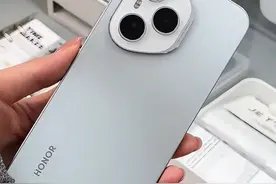 荣耀听劝，诚意满满！荣耀400系列全系金属中框，搭载2亿超清写真人像、7200mAh青海湖大电池、IP69+IP68满级防尘防水、满血骁龙芯片！现正火爆预售中，国补后2124元起！#荣耀400pro#新品发布#肖战#荣耀听劝