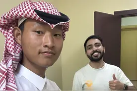 头顶一块布全球我最富！ 今天试穿一下萨拉的衣服，感谢萨拉这几天对我的照顾，那我当亲兄弟。#沙特阿拉伯 #骑行 #环游世界视频封面