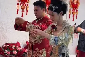 5月31日，曾因参与真人秀节目《变形计》而受到关注的城市主人公王晨正，与女友步入婚姻殿堂。#王晨正 #王晨正和爷爷 #变形计 #结婚