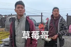 学@陈三疯 逗草莓哥，差点跑不脱，#看一遍笑一遍 #意想不到的结局 #剧情 #万万想不到 #搞笑视频封面