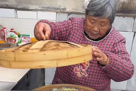 奶奶今天做了肉沫豆腐，把豆腐和鸡蛋先蒸熟，然后再铺上肉沫，爷爷说吃得嘞！#新农人计划2024#农村美食#记录真实生活#农村生活视频封面