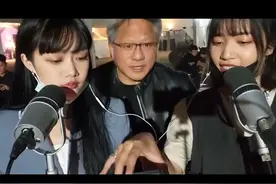 黄仁勋在街头蹭美女直播，两美女没认出背后是巨富 #路人视角 #黄仁勋 #英伟达 #英伟达之道 #首富与美女直播视频封面