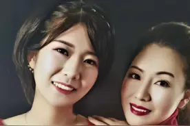 ”紫雅妈妈：“5月30日是我女儿离世一周年。”“中午还在和女儿讨论第二天吃什么，没想到过了一个小时就和女儿永远分开了。”#成都女子家门口遇害案延期开庭 #紫雅妈妈视频封面