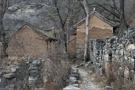 沁阳太行山里的一个无人村，人去楼空的土坯墙老房子，只剩回忆。#无人村 #老房子的回忆 #行走山村视频封面
