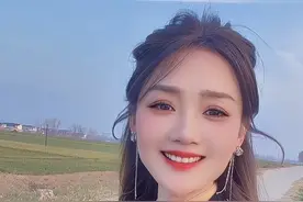 人生再苦，有人牵挂，心里就是甜的，距离再远，有人惦记，感觉就是幸福的，不管在何处，有人想你，内心也是温暖的……#热门音乐🔥 #就怕歌词入了心视频封面