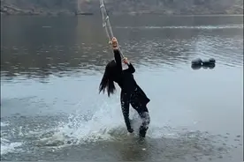 女子双人接力秋千绳，第二棒女神轻松掉水！#水上荡秋千 #看一遍笑一遍 #内容启发搜索视频封面