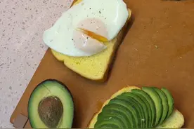 面包、无油蛋+牛油果🥑减脂人的早餐，再分享一下节能环保方便快捷一锅出的汤粉做法#简单易学 #早餐打卡 #减脂人的饮食 #牛油果 #生活化减脂视频封面