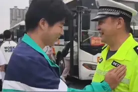 高考最后一科考完 男孩走出考场，摸了摸民警尾号731的警徽“我想考731分”以后也想当警察！（编辑：夏梦涵，责任编辑：郭鹏，审核：田甜）#高考 #襄阳 #交警正能量