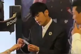 24年5月杰伦在福建出席活动时，歌迷拿着2005年动感地带演唱会时的门票求签名，拿到手里一时间杰伦也恍惚了，19年了，青春啊。。。！💘💘💘 #周杰伦 #周杰伦演唱会 #动感地带 #青春 #周杰伦音乐
