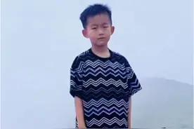 揪心！福建8岁男童登石谷解野山失联超48小时，5月4日登石谷解野山离奇失踪，至今已失联超48小时。当地百人队伍全力搜救，却因地形、天气等困难重重。家属焦急万分，盼孩子平安归来，大家快来帮忙扩散寻人！#失联 #福建8岁男童在山顶失踪 #石谷解失踪小孩最新消息 #8岁男童山顶失踪事件 #莆田失踪男孩视频封面