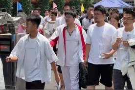 直击2025高考首日，首场考试结束考生们自信走出考场。 （拍摄/剪辑 青岛早报记者 刘宇航）#青岛#2025高考#高考首日#走出考场
