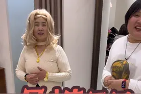 带60岁老北鼻买衣服，屙裤子里了……#看一遍笑一遍视频封面