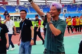 “知不知每晚想你十次百次”孙耀威一首《爱的故事（上集）》，勾起满满的回忆！（拍摄：世涛、刘鹭、宋东、青霖丨编辑：谭云友）#香港精装明星足球队 #足球 #崇左 #孙耀威 #爱的故事上集
