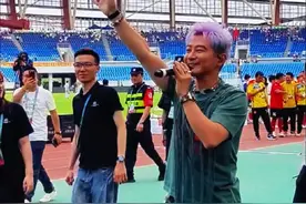 “知不知每晚想你十次百次”孙耀威一首《爱的故事（上集）》，勾起满满的回忆！（拍摄：世涛、刘鹭、宋东、青霖丨编辑：谭云友）#香港精装明星足球队 #足球 #崇左 #孙耀威 #爱的故事上集