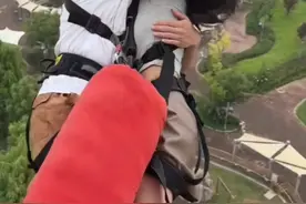 如果有人这样陪你一起蹦极，你还会害怕吗？#勇敢的人先享受蹦极 #情侣双人蹦极 #危险动作请勿模仿