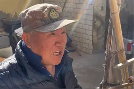 鸟大爷从鸡窝里掏出个黑蛋，非要让老伴煮了吃，吃完把老伴吓坏了！#看一遍笑一遍 #我的乡村生活 #看完不笑算我输 #农村生活欢乐多视频封面