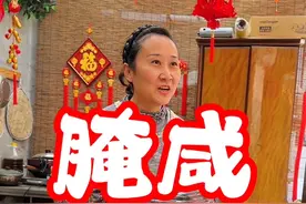 咸鸡蛋媳妇说这样腌保准富的流油😂😂 每年春天的时候，鸡蛋便宜都会腌点咸鸡蛋！搭配着喝点稀饭，吃个馒头特别的香！腌咸鸡蛋如何能起沙多油是关键，今天媳妇主厨，你觉得腌的怎么样？💪💪#腌鸡蛋 #农村美食 #人间烟火 #抖音美食推荐官 #把家乡的味道分享给大家视频封面