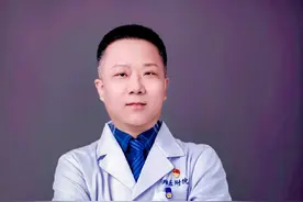 岔气了怎么办？右侧肋骨呼吸痛、翻身疼如何缓解？ 岔气了怎么办？右侧肋骨呼吸痛、翻身疼如何缓解？#硬核健康科普行动 #岔气 #胸痛 #肋骨疼 #医学科普视频封面