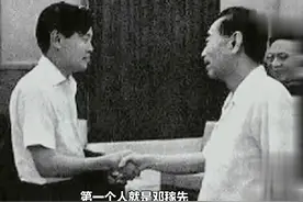1971年杨振宁首次回国访问，第一个要见的人是邓稼先视频封面