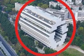 这就是国内最奇葩的学校，竟然把学校的图书馆设计成棺材的造型，这也太奇葩了吧#汕头大学#航拍视频封面