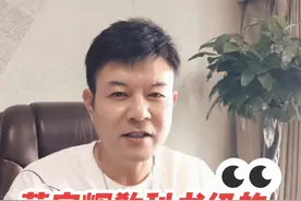 董宇辉的临场表现堪称职场应对的教科书级示范。  今天上午他在陪同大领导参观“东盟水果，汇聚广西”的活动现场，临时被提问，没有丝毫紧张，自信松弛，应对更是滴水不漏，也彰显了他的高情商。  我们简单分析一下他回答问题的逻辑，他先以"琳琅满目、垂涎欲滴、果香芬芳"三个极具画面感的词汇开场，一下子从视觉、味觉、嗅觉激活了现场人员的感官共鸣，连领导都频频以“对对对”表示赞同。  接着他从感官上升到对这次活动的认知高度，他没有表达自己的看法和感受，而是引用现场多位领导的表述，董宇辉是这么说的：刚才在聊的过程中，也听很多领导提到，中国和东盟的贸易关系非常紧密，而且互相受益很多。中国是一个负责任的大国，我们的发展成果不仅是14亿人享受到，世界人民也享受到”。他援引"多位领导提到"的表述，既自然带出"中国与东盟互利共赢的贸易关系"这一宏观视角，突出了领导的认知高度，又避免了越位之嫌。  然后他表明自己作为一家电商公司的负责人，“特别期待能够通过我们的贡献给中国和东盟的贸易关系，尤其是水果这块做出更大的力所能及的事”。这段话很有自知之明，重点聚焦水果领域，做"力所能及的事"，这样谦逊而务实的表达，既展现了担当又不失分寸。  最后复述和解读了书记前几天接见自己时的部分谈话内容，这既突出了领导的站位高度，又传递了上级的信任、支持与期待，同时也暗含了"使命必达"的承诺。  整个应答环环相扣，既有烟火气的生动，又有政治站位的清醒，堪称情商与智商的完美融合。 #董宇辉 #董宇辉拥有暖评最多的评论区 #与辉同行 #董宇辉带你在广西实现水果自由