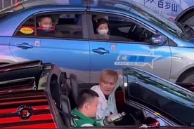 长沙国金中心偶遇浙江杭州顶级富二代开着一台价值5000万的布加迪威龙敞篷跑车带着兄弟来解放西酒吧蹦迪、坐在主驾驶座位上富二代他还会有什么烦恼呢？他是靠什么样的方式就开上了价值5000万的布加迪威龙敞篷跑车呢？年纪轻轻就实现了财富自由、真是让人羡慕不已啊！#布加迪 #长沙 #街拍 #抖音汽车 #dou是好车