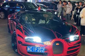 长沙解放西偶遇浙江杭州顶级富二代开着一台价值5000万的布加迪威龙敞篷跑车带着漂亮美女来解放西酒吧蹦迪、敞篷一开、谁都不爱，坐在副驾驶漂亮美女真是年轻貌美、美丽动人，吸引了路过帅哥美女看着都羡慕了、回头率爆棚，也许这就是富人的爱情、太让人羡慕了吧！#布加迪 #长沙 #街拍 #抖音汽车 #dou是好车视频封面