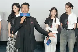 有幸与来牧宽、姚文逸、赖维佳、张小斐、陈雨锶、杨恩又、张子贤、李晓川各位老师同台，一起为电影《恶意》打call，祝愿电影《恶意》票房大卖，毋庸置疑！#电影恶意