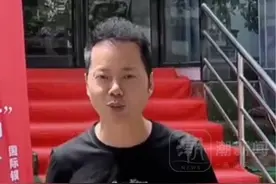 儿子704分考清华，父亲免费为环卫工人理发：“他能考到这个成绩，离不开学校的教育和社会的关爱。”