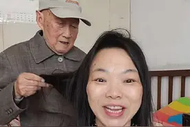 感谢爷爷这几年的包容和理解，让我在护老路上学会了很多，我们小房子大温馨，老人每一个动作都感动到我了，让我有了家的感觉真好，在外打工老板对我们好，就是我们坚持下去的动力和方向，好都是相互的，你对他好，他会对你更好，把善良给对人就行了，做好自己，问心无愧就好！#陪伴和照顾老人的生活日常#祝所有老人开心快乐晚年幸福
