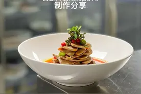 #冷菜制作分享 #抖音美食推荐官   藤椒猪肝汁水比例： 纯净水1500克 味极鲜酱油255克 东古85克 鸡粉45克 白糖85克 麻辣鲜露120克 鲜藤椒100克 辣椒油300克 万通米醋165克 藤椒油30克 蒜片，小米辣、香菜段适量