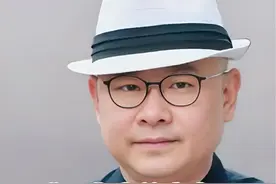 “就是这么一位简朴的男人，能做出将线上演唱会收入所得全部捐赠公益的善举，真的让人敬佩”#明星背后故事 #刀郎 #刀郎经典歌曲 #一代人的回忆 #花姐明星故事视频封面